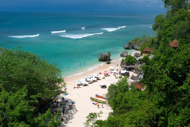 Pantai Padang Padang di Desa Pecatu, Kecamatan Kuta Selatan, Kabupaten Badung, Bali