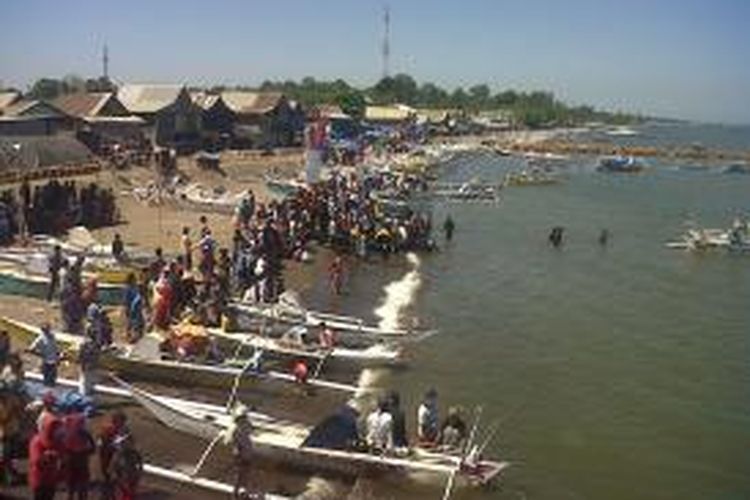 Warga pesisir tengah memadati lepas pantai Soreang, Desa Tamalatea, Kecamatan Galesong Utara, Kabupaten Takalar, Sulawesi Selatan guna menyaksikan lomba balap perahu yang digelar oler nelayan Galesong, Minggu (30/8/2015).