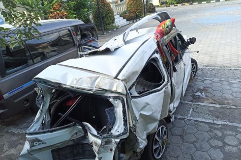 Detik-detik Kecelakaan KA Vs Daihatsu Sigra di Kediri, Mobil Terpelanting Puluhan Meter