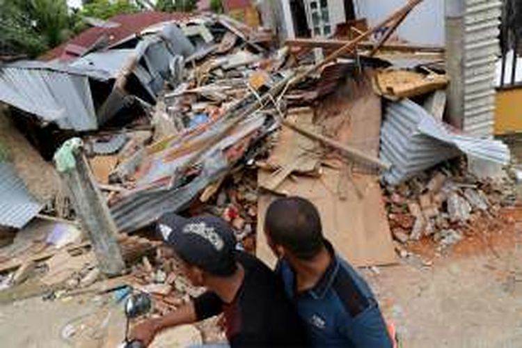 Situasi rumah yang runtuh akibat gempa di Desa Kuta Pangwa, Kecamatan Trienggadeng, Pidie Jaya, Aceh, Jumat (9/12/2016). Desa Kuta Pangwa adalah desa yang mengalami kerusakan terparah dan menyebabkan puluhan rumah warga hancur dan memakan korban tewas sebanyak 15 orang.