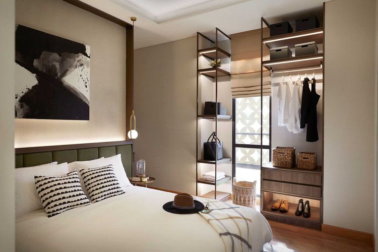 Kamar tidur utama dengan tampilan cokelat yang sleek di apartemen karya HelloEmbryo