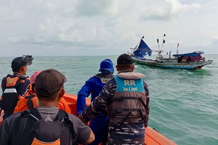KM Arof Tenggelam Diterjang Cuaca Buruk di Lampung Timur, Dua ABK Asal Cirebon Hilang
