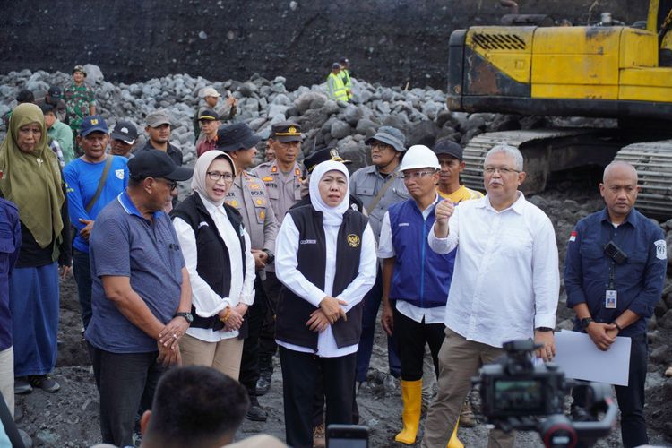 Gubernur Jawa Timur Khofifah Indar Parawansah saat meninjau progres pembangunan tanggul kebondeli, Minggu (25/5/2025)
