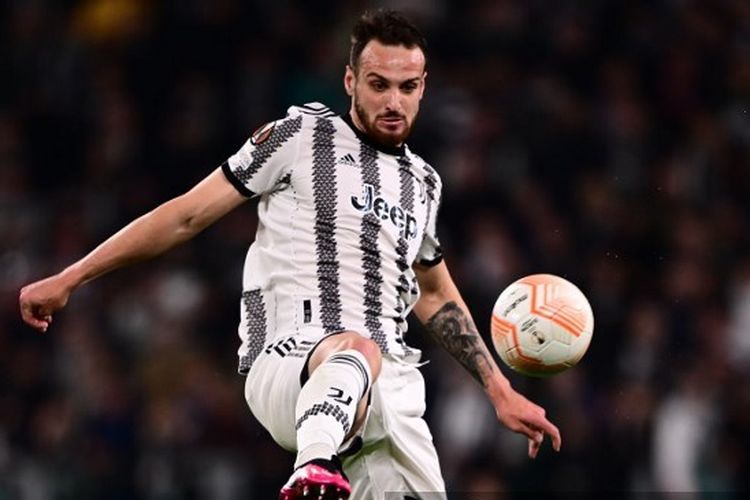 Bek Juventus, Federico Gatti, saat melompati guna mengontrol bola dalam duel kontra Sporting CP dalam leg pertama perempat final Liga Europa 2022-2023 di Stadion Juventus pada Jumat (14/4/2023). (Foto oleh by Marco BERTORELLO / AFP)