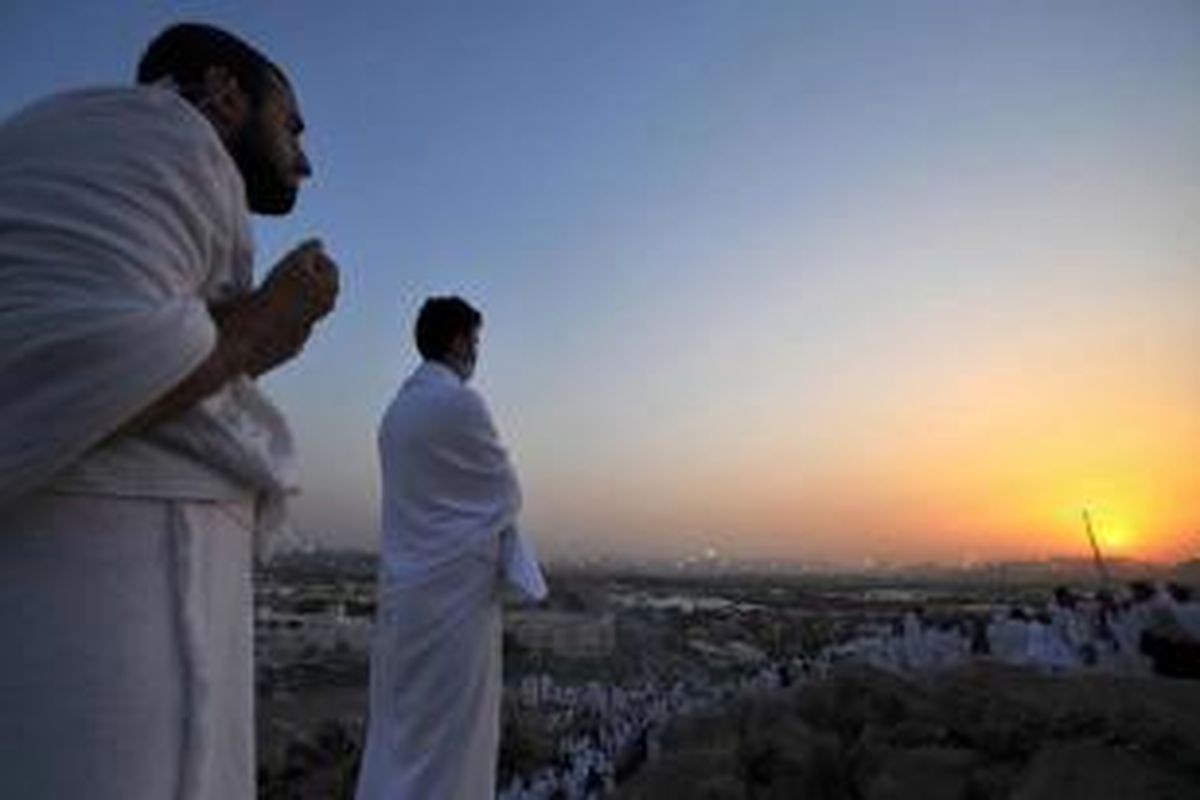 Umat Islam Muslim berdoa di Padang Arafah dekat Kota Mekkah, Arab Saudi, bagian dari kegiatan haji, 13 Oktober 2013. Lebih dari dua juta muslim tiba di kota suci ini untuk ibadah haji tahunan.