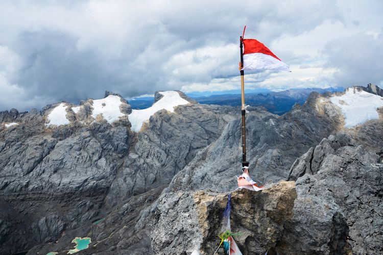 Cartensz Pyramid, wisata di Kabupaten Puncak Papua.