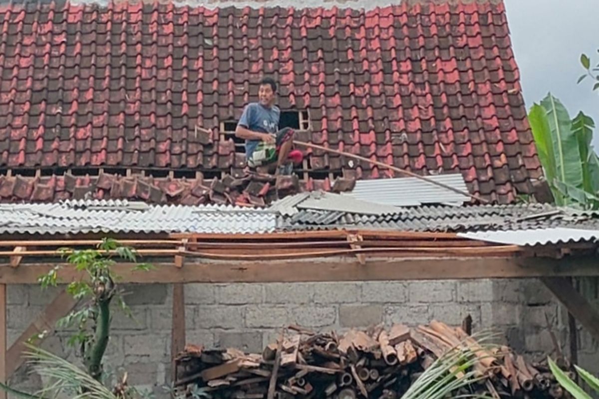 Rumah warga yang rusak akibat angin puting beliung 