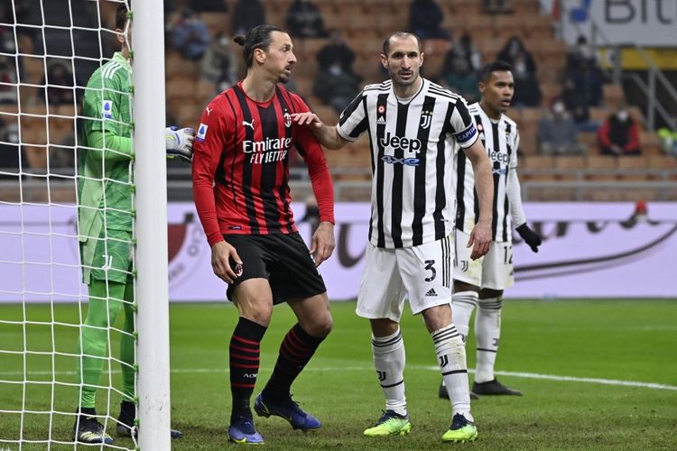 Zlatan Ibrahimovic dijaga penuh oleh Giorgio Chellini dalam laga pekan ke-23 Liga Italia 2021-2022, AC Milan vs Juventus, di Stadion San Siro, Senin (24/1/2022) dini hari WIB.
