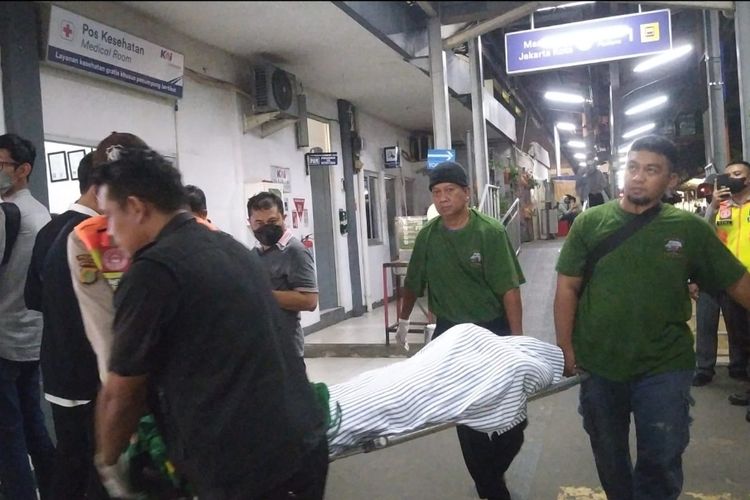 Evakuasi jenazah lansia yang meninggal dunia di Stasiun Pondok Cina, Depok pada Jumat (6/1/2023) malam.