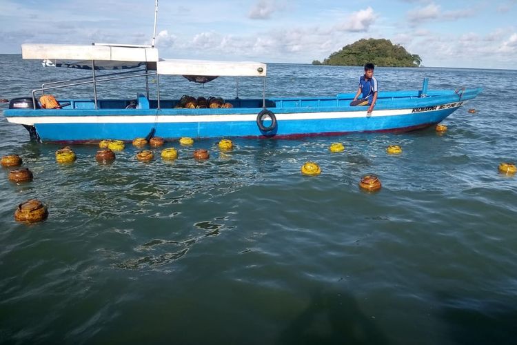 Tabung gas elpiji yang diangkut KM Sentosa mengapung di Perairan Belitung, Selasa (17/12/2019).