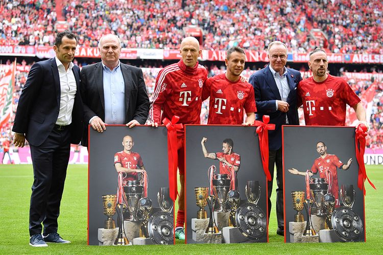 Franck Ribery, Arjen Robben dan Rafinha dari Bayern Muenchen mendapat penghormatan menjelang laga terakhir mereka di gelaran Bundesliga, di Allianz Arena, Jerman, Sabtu (18/5/2019). Bayern Muenchen berhasil memastikan gelar juara Bundesliga musim 2018-2019 setelah pada pekan terakhir atau ke-34 mengalahkan Eintracht Frankfurt dengan skor 5-1.