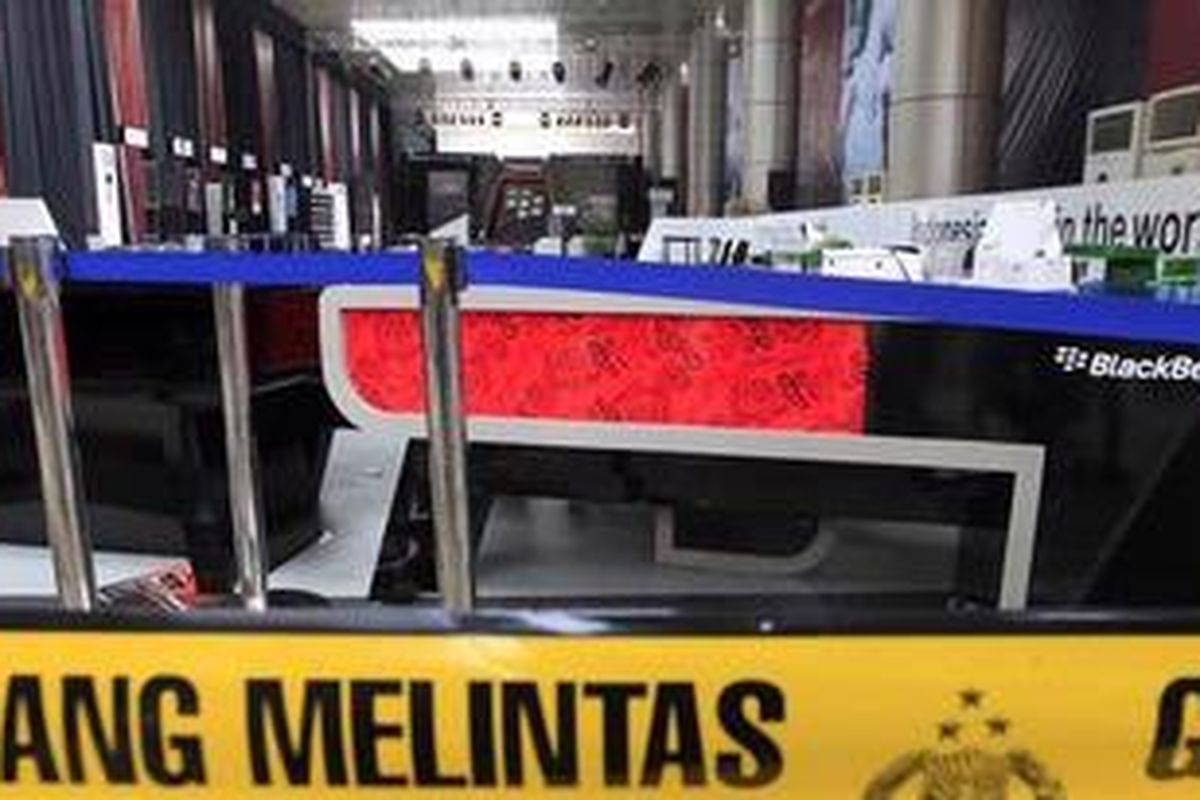 Garis polisi dipasang di depan tempat penjualan BlackBerry Bold 9790 di Mal Pacific Place, Jakarta, Jumat (25/11/2011). Kondisi para pengantre yang tidak lagi kondusif dan membahayakan keselamatan, membuat polisi menutup penjualan seri terbaru dari BlackBerry ini. Jumlah pengantre mencapai ribuan dikarenakan pada penjualan perdana produk dijual dengan harga Rp 2,3 juta dari harga normal Rp 4,6 juta. 