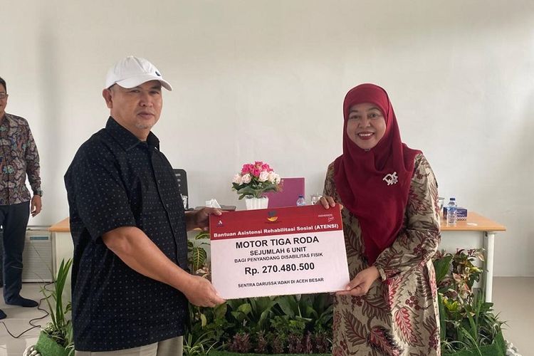 Kementerian Sosial (Kemensos) melalui Sentra Darussa?adah menyalurkan bantuan Atensi senilai Rp 713 juta bagi para penyandang disabilitas di Aceh, di Aula Sentra Darussa?adah, Aceh, Minggu (11/12/2022).