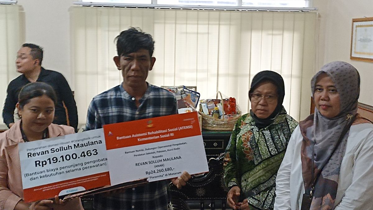 Mensos Salurkan Bantuan kepada Anak yang Lumpuh di Sumbawa
