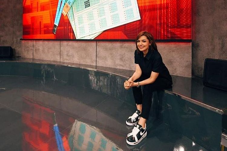 Pembawa acara Najwa Shihab memakai sepatu Air Force 1 Para Noise yang merupakan hasil kolaborasi G-Dragon dengan Nike.