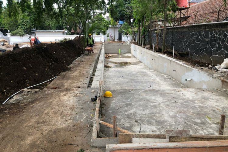 Sejumlah pekerja saat mengangkat material bangunan dalam proyek pembuatan kolam renang di rumah dinas Gubernur Jawa Barat, Kamis (14/11/2019).