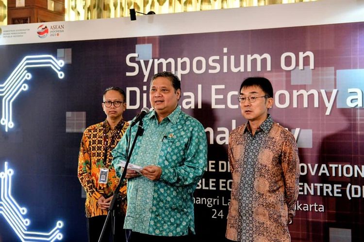 Menteri Koordinator (Menko) Bidang Perekonomian Airlangga Hartarto usai menghadiri acara Symposium on Digital Economy and Sustainability di Jakarta, Kamis (24/8/2023). 
