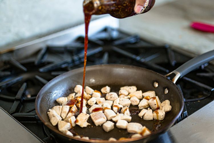Masakan Keasinan karena Kecap Asin? Ini 5 Cara Menyelamatkannya!