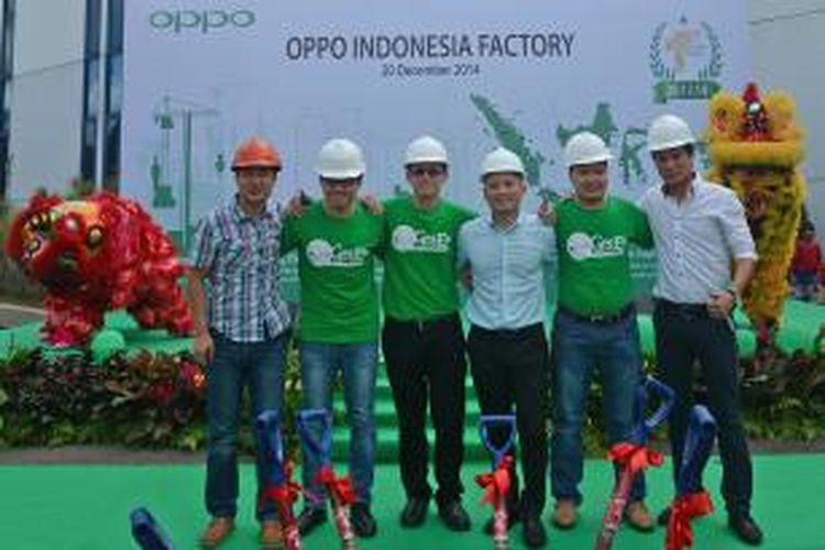 CEO Oppo Electronics Indonesia Jet Lee (ketiga dari kanan) dalam peresmian ground breaking pabrik Oppo di Tangerang