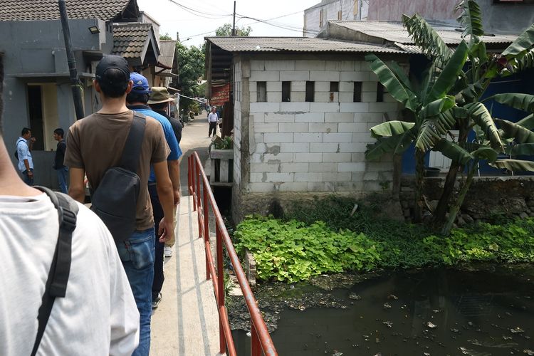 Kondisi Sungai Cakung kini kotor dan bau, padahal dulu sungai ini menjadi moda transportasi masyarakat Kampung Tugu, Jakarta Utara.