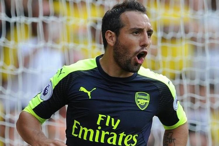 Gelandang Arsenal, Santi Cazorla, melakukan selebrasi seusai membobol gawang Watford, pada laga Premier League di Stadion Vicarage Road, Sabtu (27/8/2016).