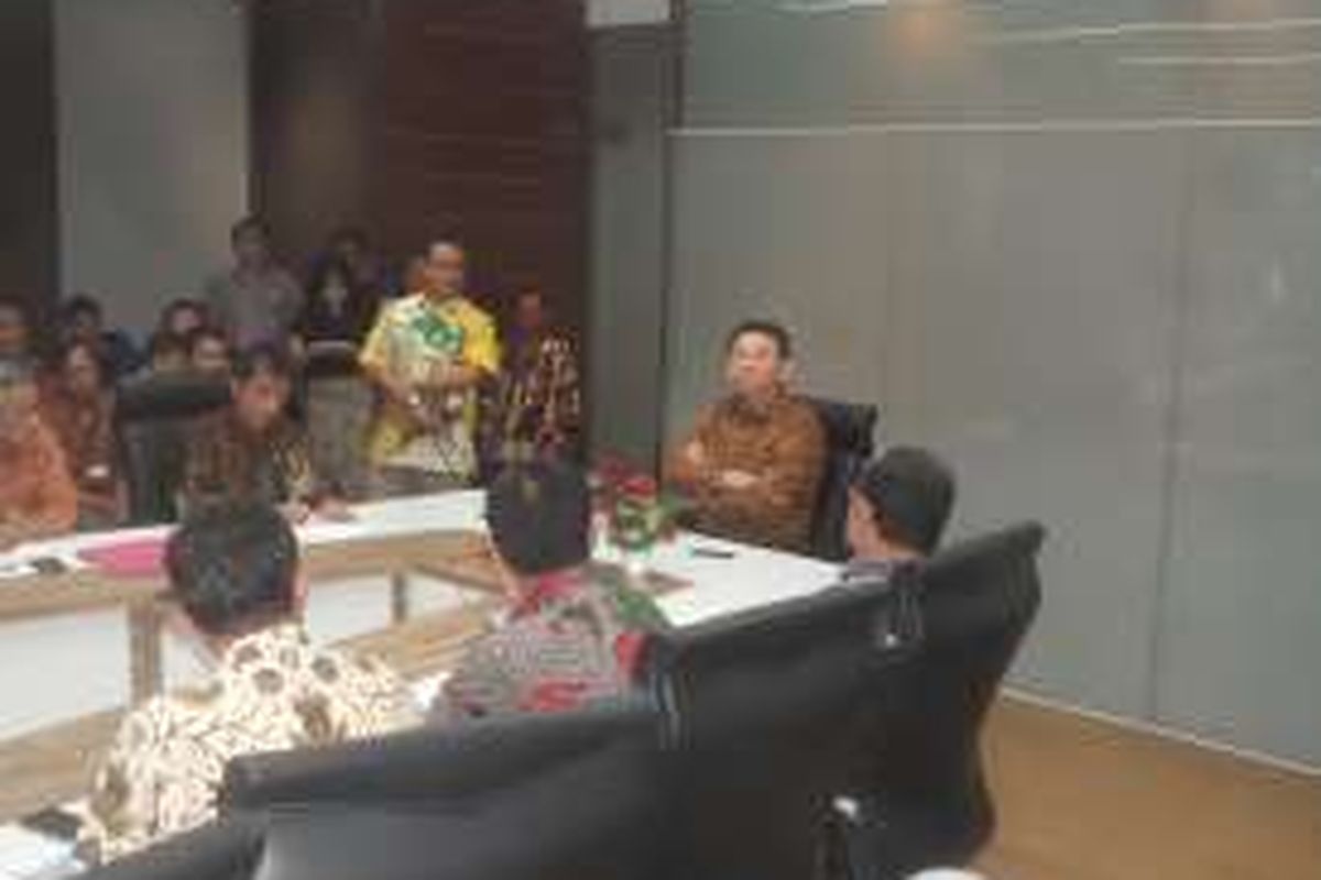 Gubernur DKI Jakarta Basuki Tjahaja Purnama saat menggelar rapat dengan sejumlah pejabat di Balai Kota, Jumat (22/4/2016). Rapat membahas mengenai genangan yang kemarin muncul di Pademangan dan Gunung Sahari.