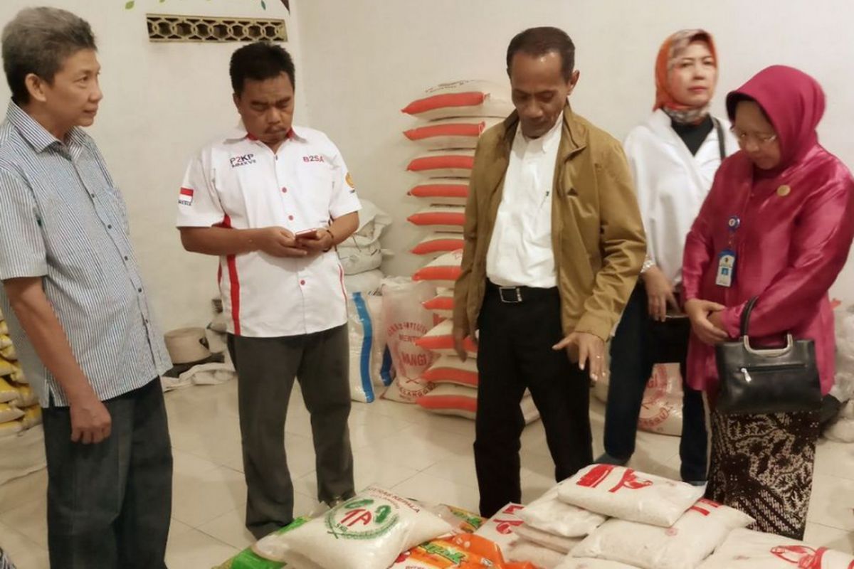 Kepala Badan Ketahanan Pangan Kementerian Pertanian (BKP Kementan) Agung Hendriadi (berjaket coklat) saat bertandang ke Toko Tani Indonesia (TTI) Acar Yogyakarta, Kamis (23/11/2017).