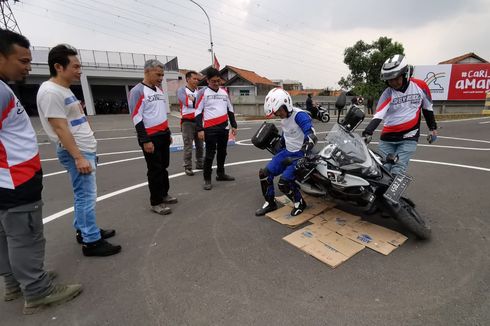 Angkat Moge yang Jatuh Rebah, Jangan Malu Minta Bantuan Orang Lain