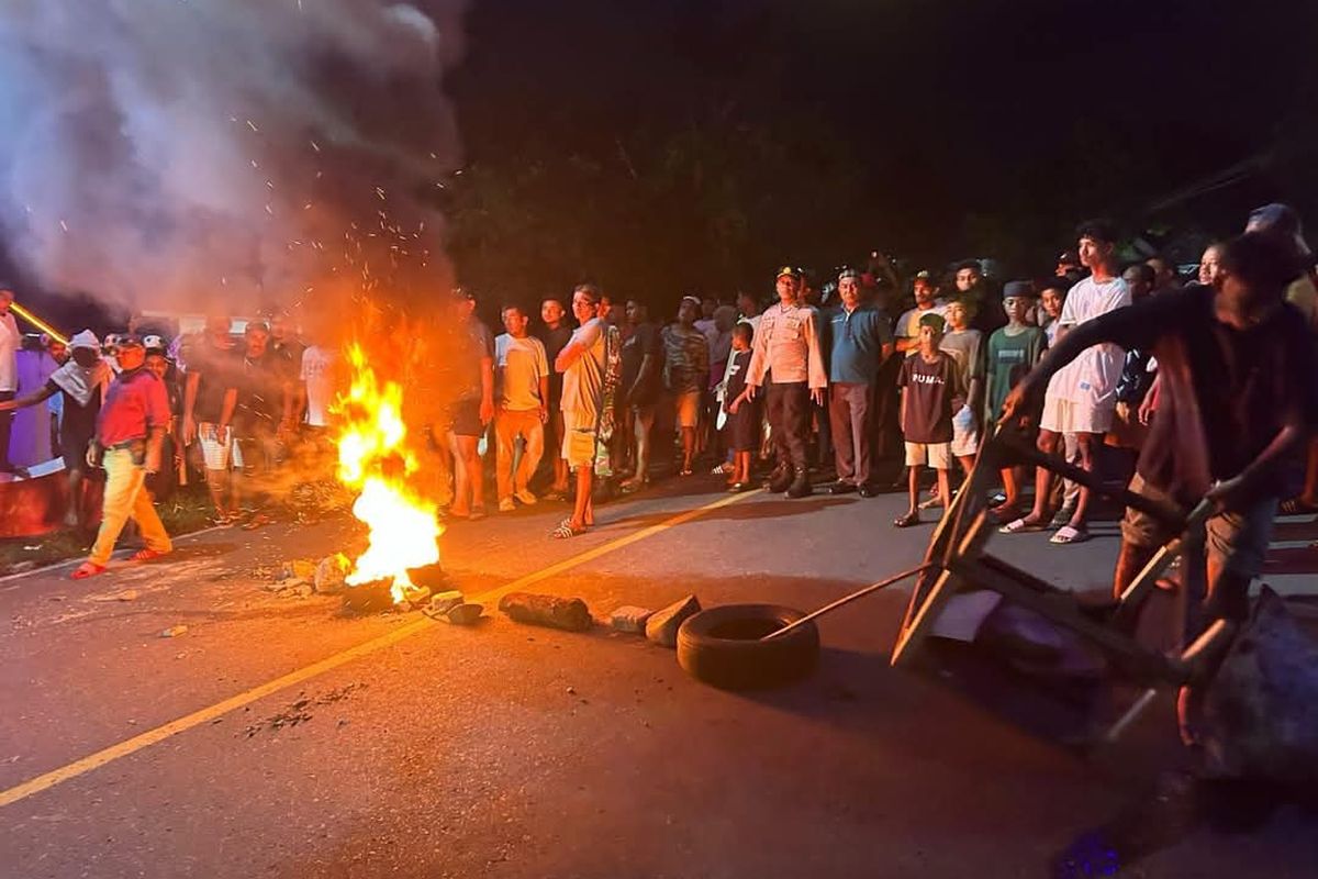 Blokade Jalan Buntut Kasus Pembunuhan, Warga Tulehu Desak Polisi Segera Tangkap Pelaku