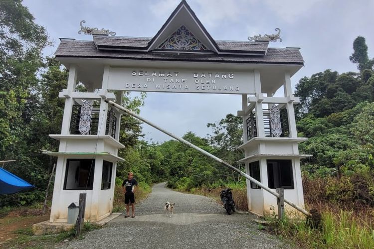 Gerbang wisata Tane Olen Desa Setulang di Malinau Kaltara. Hutan perawan ini merupakan warisan leluhur Dayak Oma Lung yang masih perawan hingga kini. 