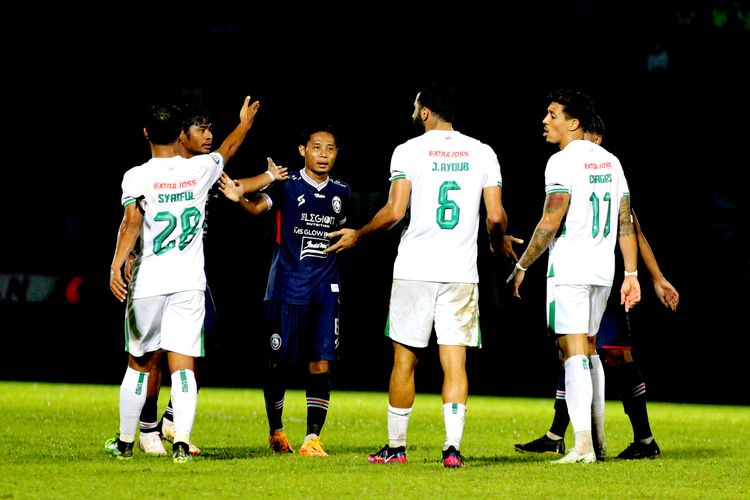 Pemain Arema FC Evan Dimas berdiskusi dengan pemain PSS Sleman saat pertandingan pekan ke-3 Liga 1 2022-2023 yang berakhir dengan skor 0-0 di Stadion Kanjuruhan Kepanjen, Kabupaten Malang, Jumat (5/8/2022) malam.