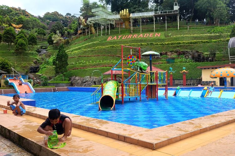Kolam Renang di Baturraden, Banyumas, Rabu (17/12/2025).