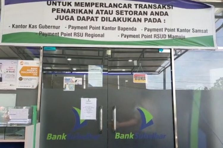 Kantor Bank Sulselbar Cabang Mamuju di Kecamatan Simboro, Mamuju, Sulawesi Barat.
