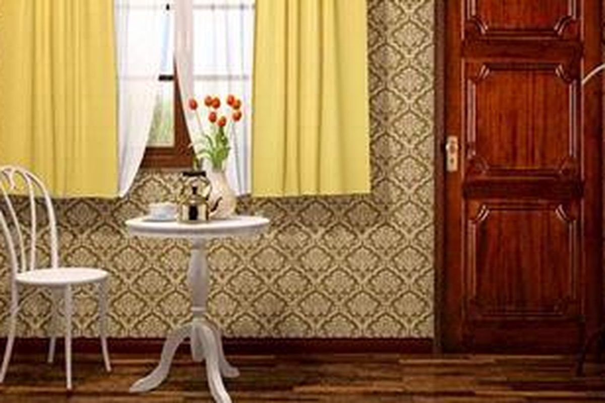 Penempatan pintu di ujung dinding depan memberi keleluasaan di ruang tamu, terutama saat penghuni membuka pintu. Penempatan di tengah, yang mengadopsi konsep rumah-rumah berukuran luas, sebaiknya dihindari.