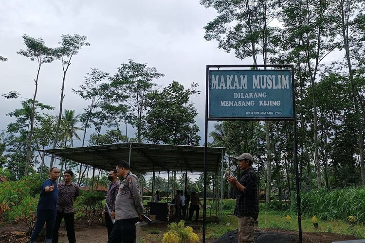 Situasi di area pemakaman umum Desa Sukolilo, Kecamatan Wajak, Kabupaten Malang yang akan dilakukan otopsi pada salah satu jenazah korban Tragedi Kanjuruhan, Sabtu (5/11/2022).