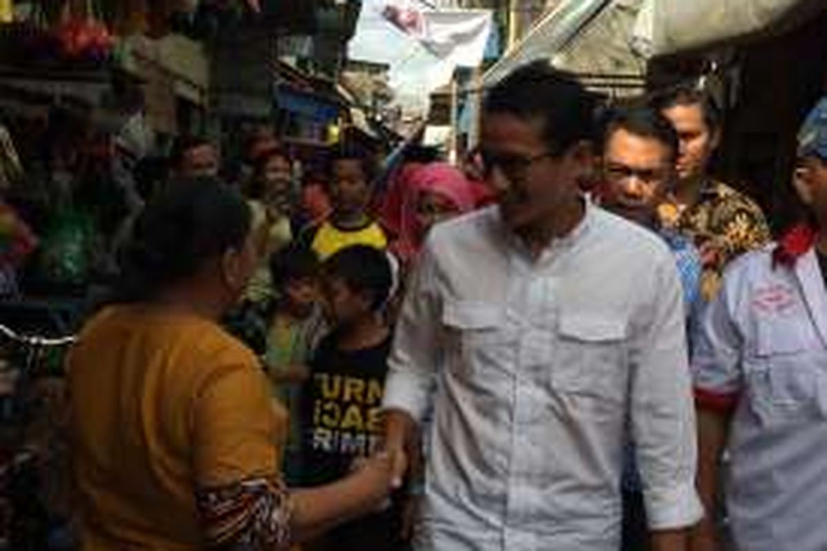 Calon wakil gubernur DKI Jakarta, Sandiaga Uno di Jalan Jelambar, Kebon Pisang, Grogol Petamburan, Jakarta Barat, Jumat (23/12/2016).