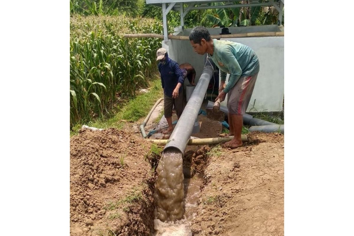 Petani yang sedang membangun saluran pengairan agar lahan pertanian setempat memiliki pengairan yang stabil. 