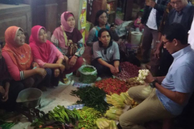 Cawapres Sandiaga Uno di Pasar Imogiri, Bantul, Jumat (12/10/2018)
