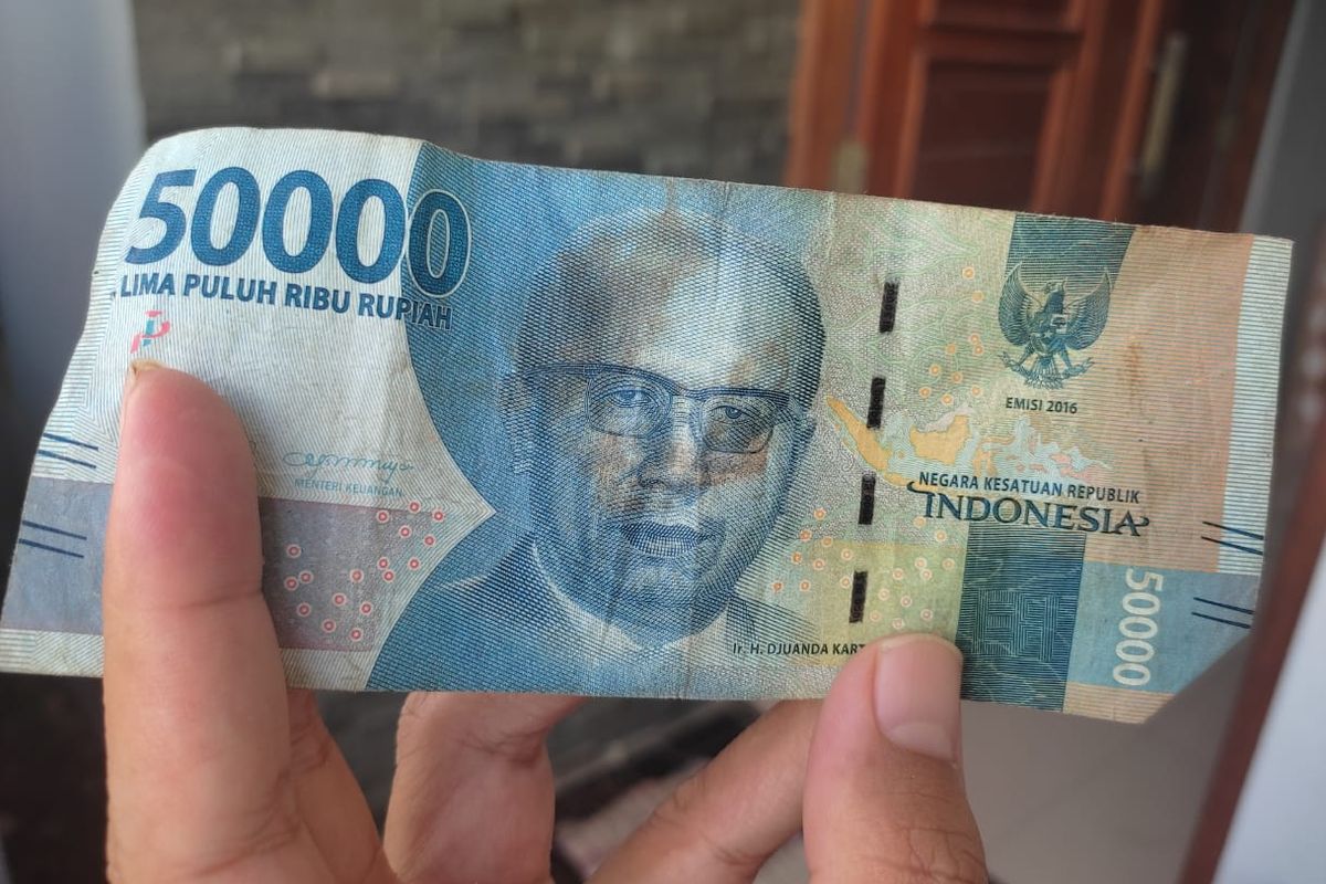 Mata uang Indonesia diatur secara resmi oleh pemerintah dalam UU Nomor 7 Tahun 2011. 