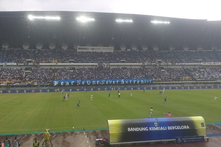 Suasana pertandingan Persib Bandung vs Persija Jakarta dalam laga tunda pekan ke-11 Liga 1 di Stadion Gelora Bandung Lautan Api (GBLA) pada Rabu (11/1/2023)