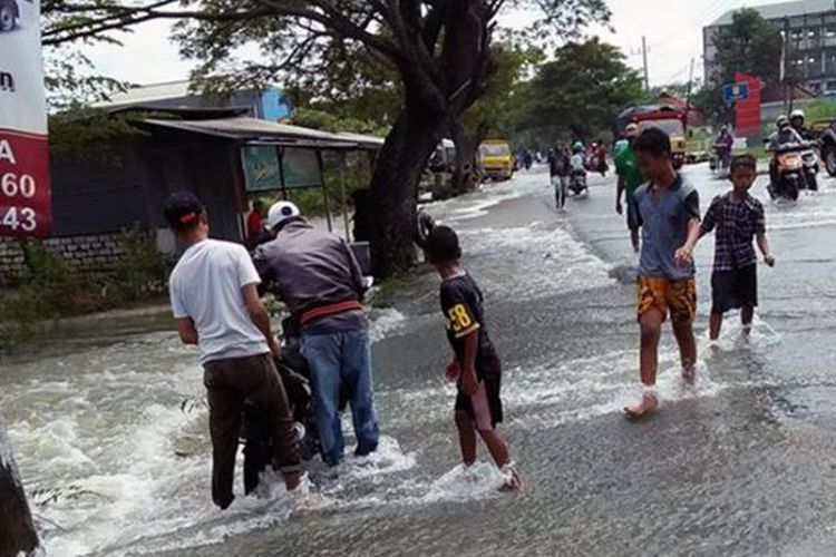 Jalan Raya Benjeng sepanjang 2 kilometer tergenang air banjir luapan kali lamong.
