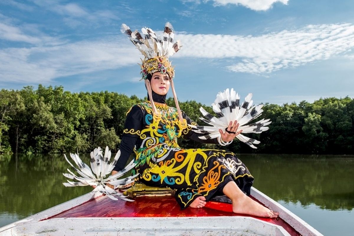 Pakaian adat suku Dayak dari Kalimantan.