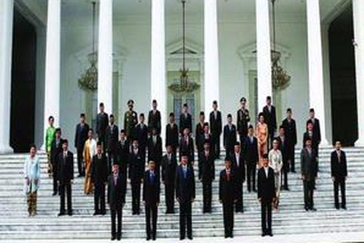 Presiden Susilo Bambang Yudhoyono dan Wakil Presiden Boediono berfoto bersama dengan anggota Kabinet Indonesia Bersatu II di tangga Istana Merdeka, Jakarta, Kamis (22/10), seusai pengambilan sumpah jabatan di Istana Negara. 