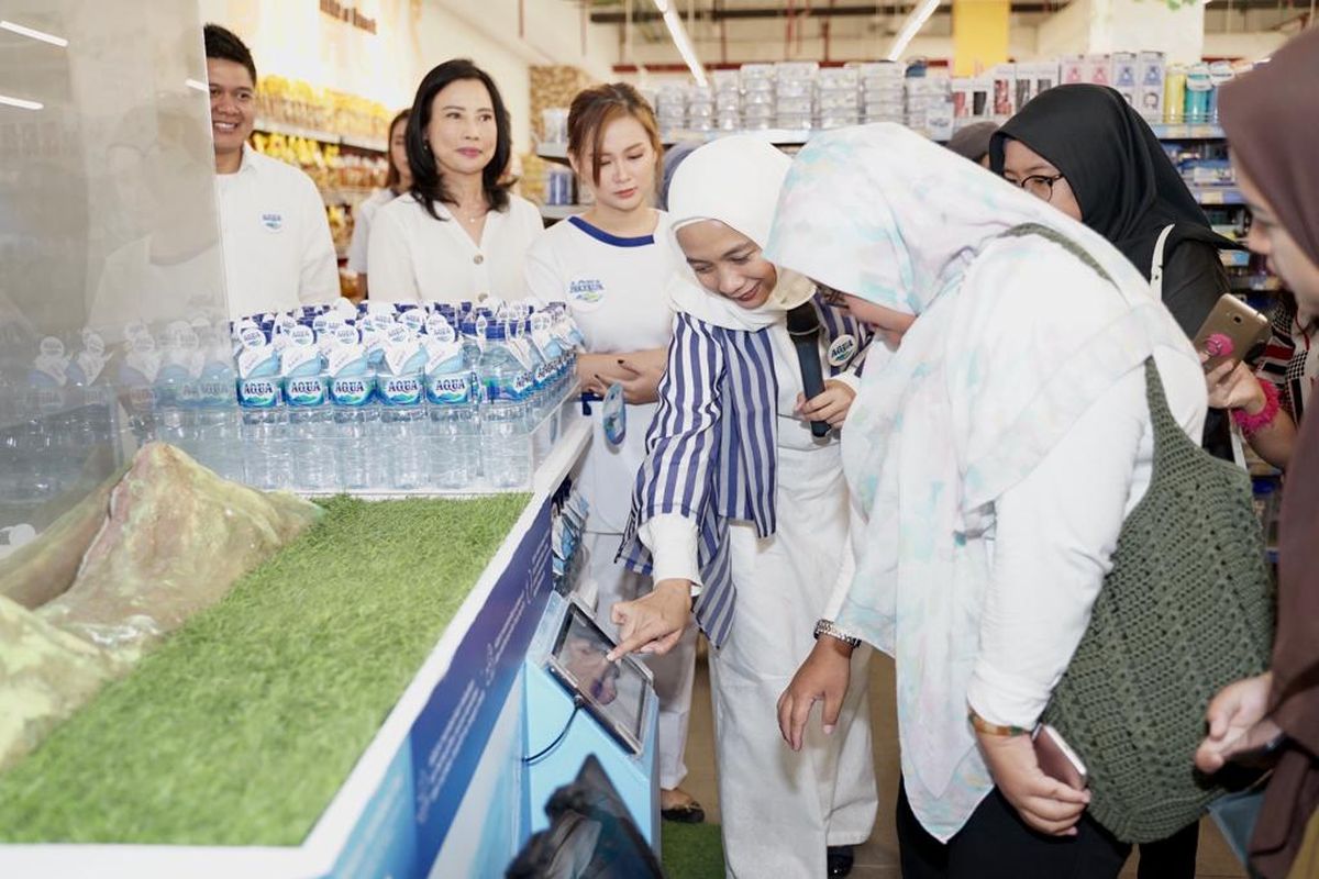 Brand Director Danone-AQUA Intan Ayu Kartika menjelaskan instalasi edukatif dan interaktif yang ada di Pojok Hidrasi Sehat