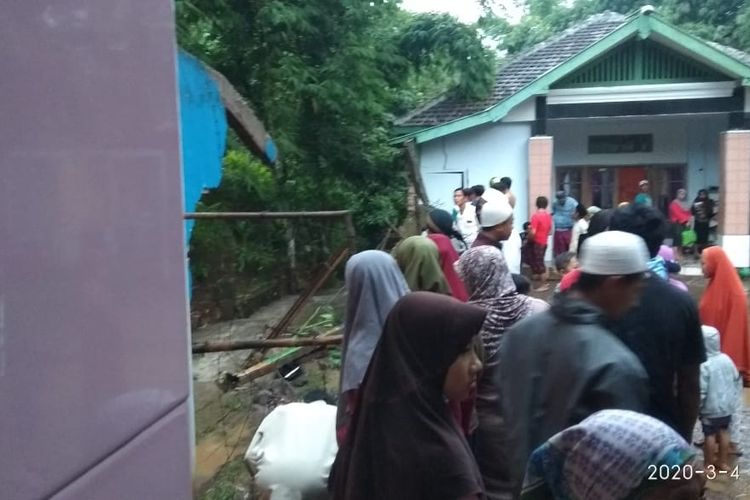 Suasana banjir di Bondowoso yang menyebabkan satu santriwati meninggal dunia