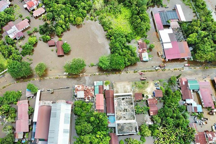 Foto udara kondisi banjir di Kabupaten Murung Raya, Provinsi Kalimantan Tengah, Minggu (20/10/2024). Banjir melanda enam dari 10 kecamatan di kabupaten setempat dan menggenangi ribuan bangunan. Bencana berpotensi meluas seiring meningkatnya curah hujan.