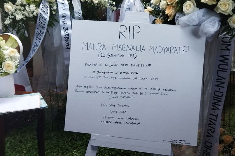Papan pengumuman meninggalnya Maura Magnalia Madyaratri di rumah duka, kawasan Cinere, Depok, Jawa Barat, Selasa (25/1/2022). 