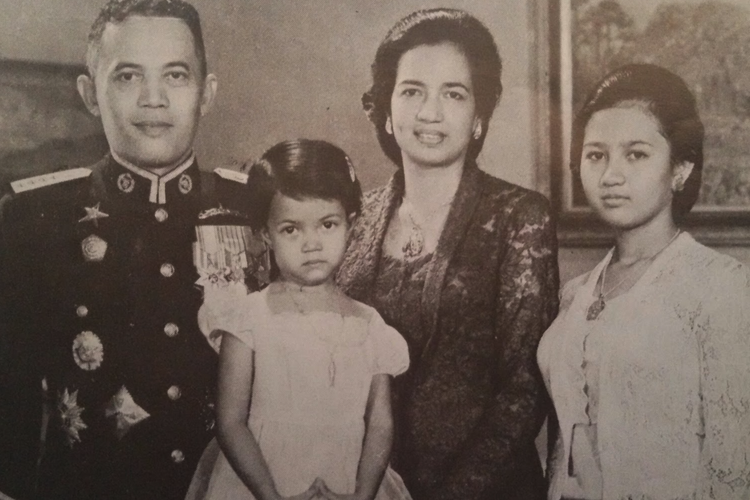 Foto keluarga Jenderal AH Nasution sebelum peristiwa G30S terjadi, Ade Irma Suryani (foto kedua dari sebelah kiri)