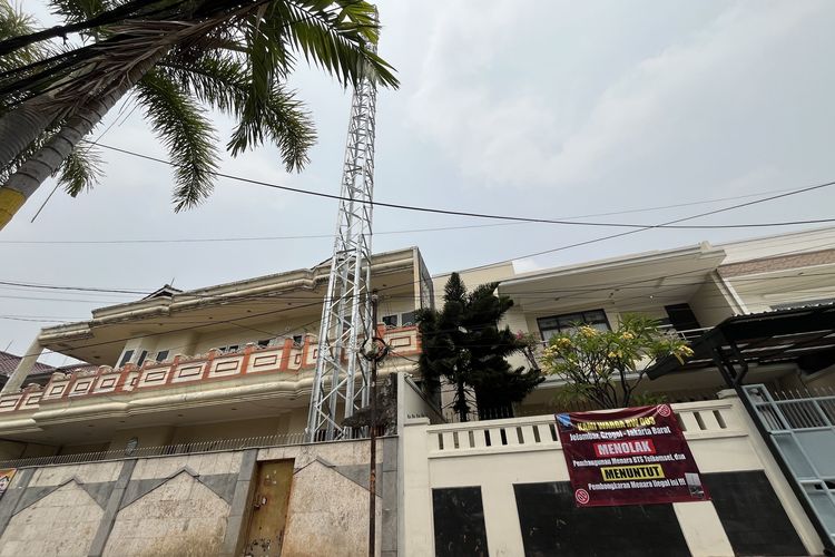 Tower BTS 32 Meter Berdiri di Permukiman Jelambar Jakbar Tanpa Izin, Warga Minta Dibongkar