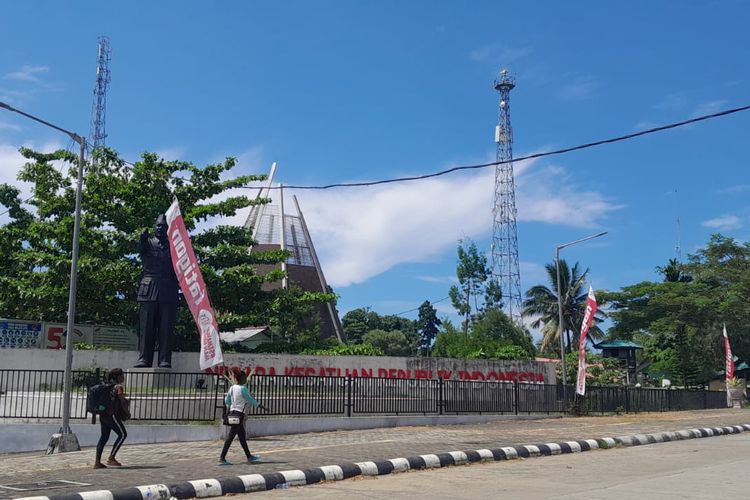 Dua orang warga PNG, saat hendak kembali ke PNG melewati PLBN Skouw. Nampak menara BTS 4G milik Telkomsel yang berdiri sebagai sarana mempermudah komunikasi di perbatasan Skouw, Kampung Mosso, Distrik Muara Tami, Kota Jayapura, Papua, Selasa (15/8/2023).